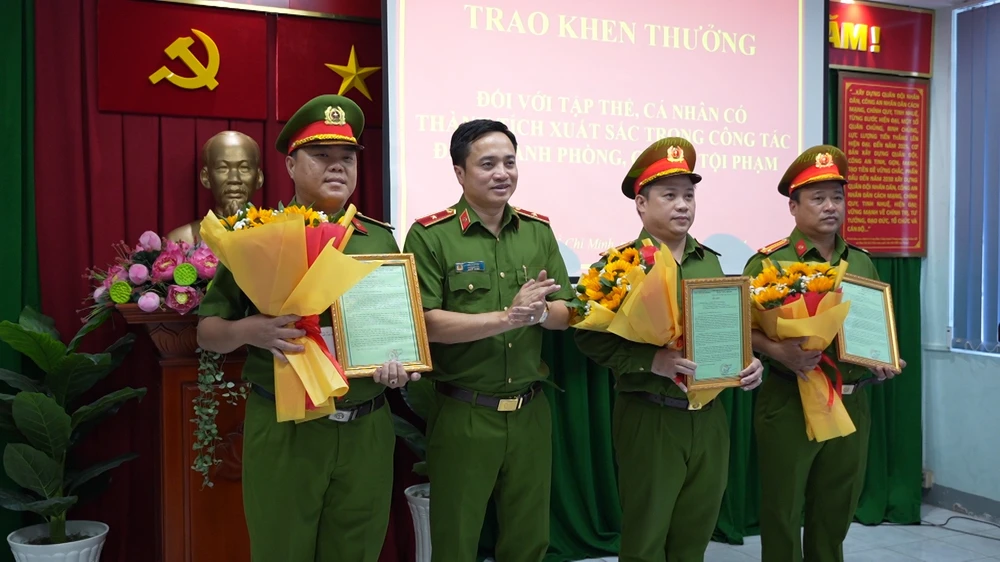 Thiếu tướng Mai Hoàng, Phó Giám đốc Công an TPHCM khen thưởng cá nhân, tập thể trong vụ phát hiện 3 vali chứa 184 bánh heroin ở căn hộ giữa trung tâm TPHCM