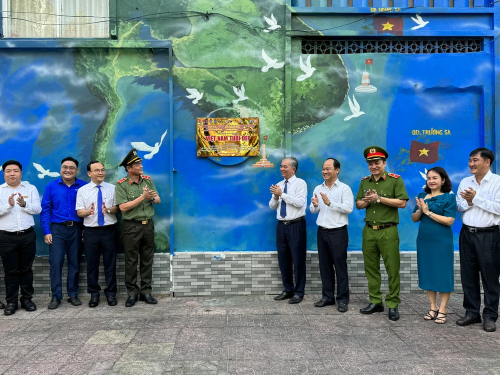 Lãnh đạo TPHCM, Công an TPHCM cùng các đơn vị tại buổi khánh thành công trình bích họa “Việt Nam tươi đẹp” thứ 10