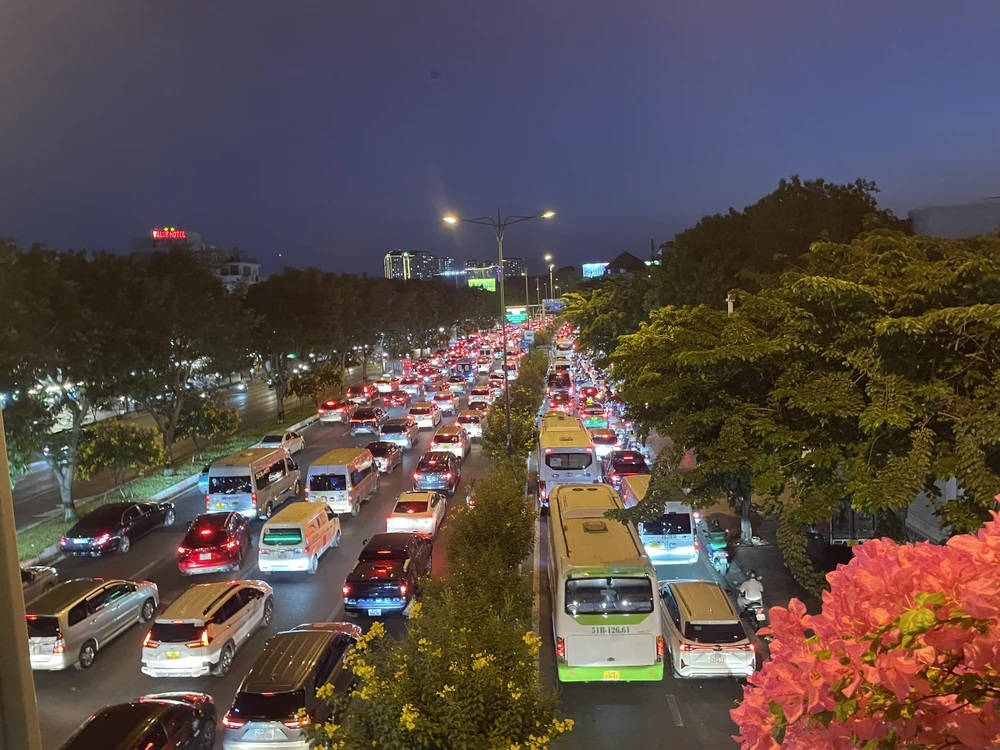 Hàng ngàn phương tiện “chôn chân” trên đại lộ Phạm Văn Đồng