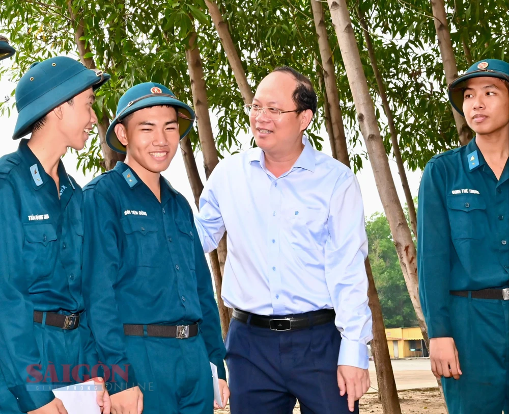 Phó Bí thư Thường trực Thành ủy TPHCM Nguyễn Hồ Hải ân cần thăm hỏi, động viên các chiến sĩ mới tại Sư đoàn Phòng không 367. Ảnh: VIỆT DŨNG