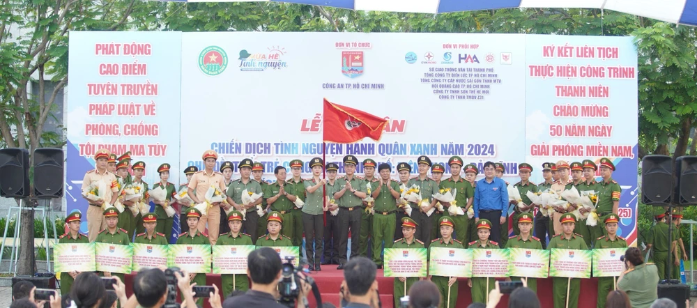 Tuổi trẻ Công an TPHCM ra quân chiến dịch hành quân xanh năm 2024