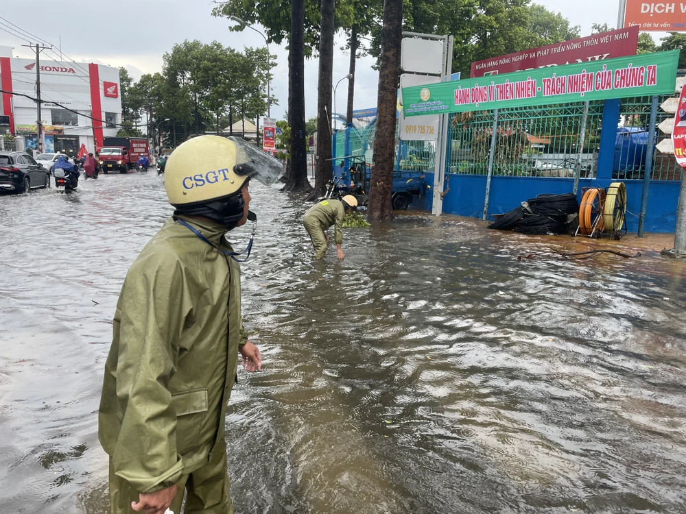 CSGT TP Thủ Đức lấy rác, khơi thông miệng cống trong cơn mưa lớn 