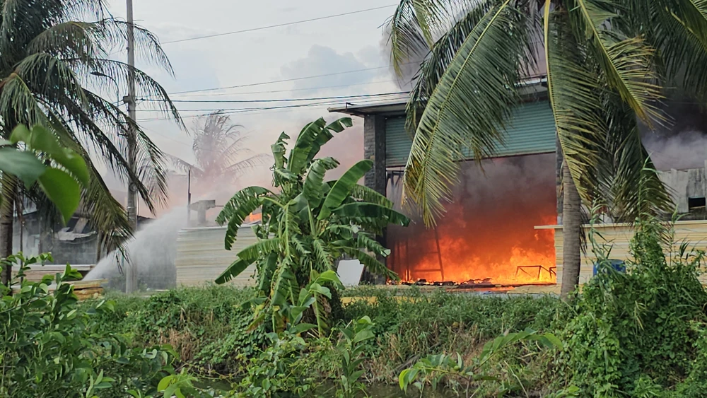 Ngọn lửa bùng cháy dữ dội 