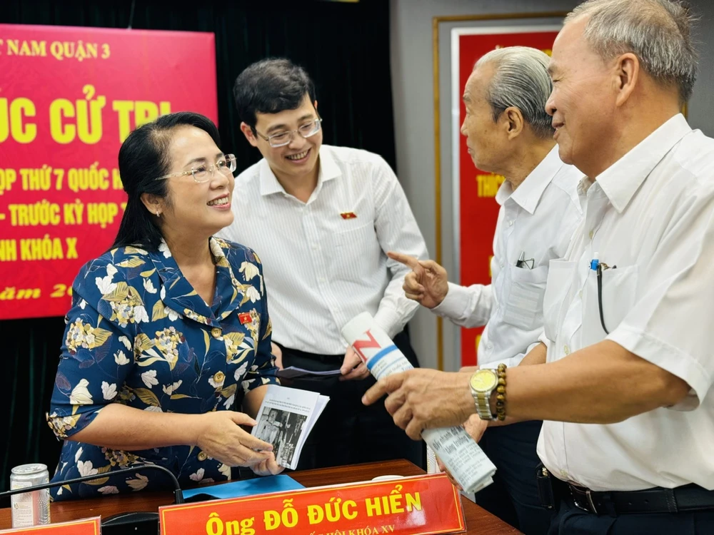Cử tri trao đổi ĐB Trần Kim Yến, Chủ nhiệm Ủy ban Kiểm tra Thành ủy TPHCM