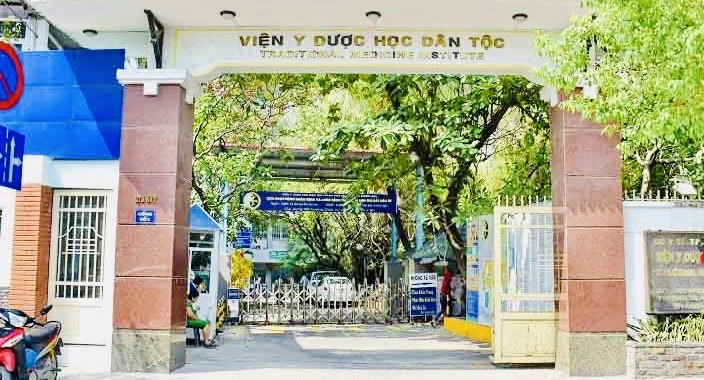 Khởi tố Viện Trưởng Viện Y Dược học dân tộc TPHCM Huỳnh Nguyễn Lộc vì Lừa đảo - Ảnh 1.