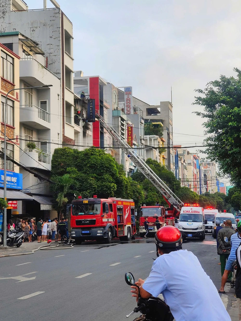 Vụ cháy nhà Tân Bình nhiều tầng khiến nhiều người bị thương và giải cứu kịp thời - Ảnh 3.