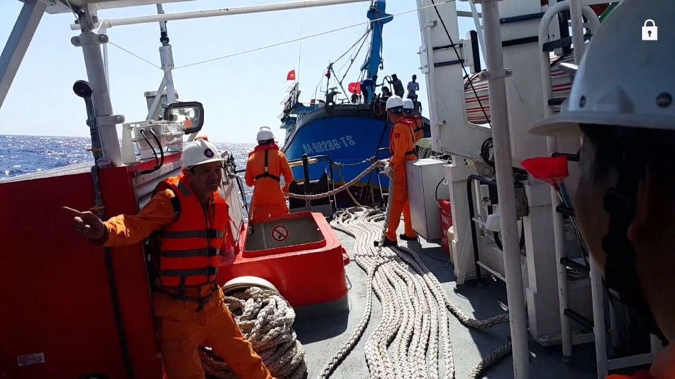 Tàu cứu hộ tiếp cận tàu cá bị nạn