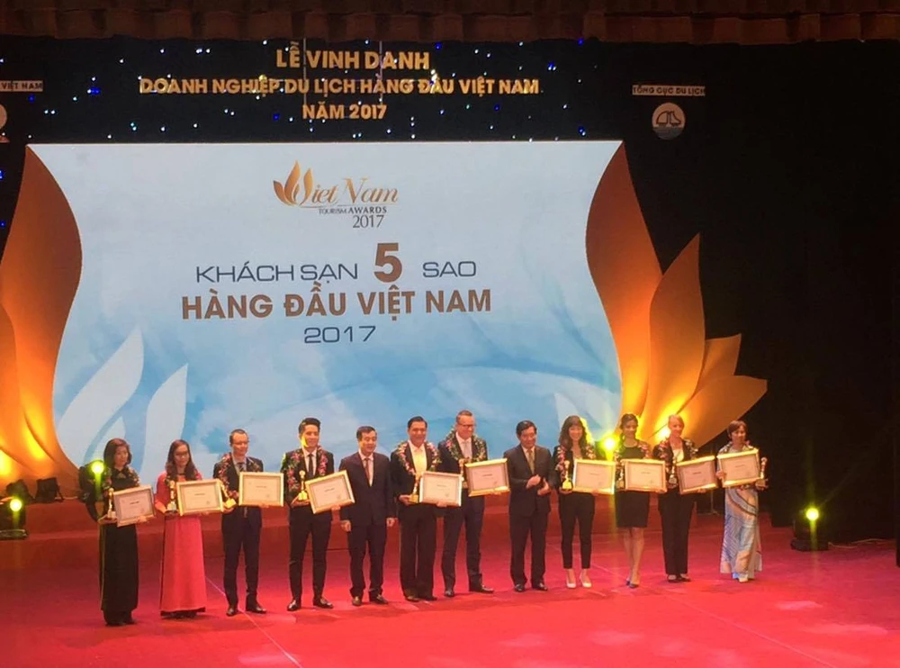 Trao giải thưởng 10 khách sạn 5 sao hàng đầu Việt Nam