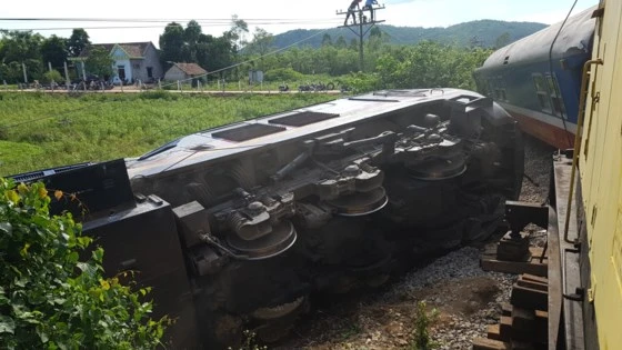 Tai nạn đường sắt tại xã Cự Nẫm (huyện Bố Trạch) giữa tàu SE3 tuyến Bắc – Nam và máy xúc