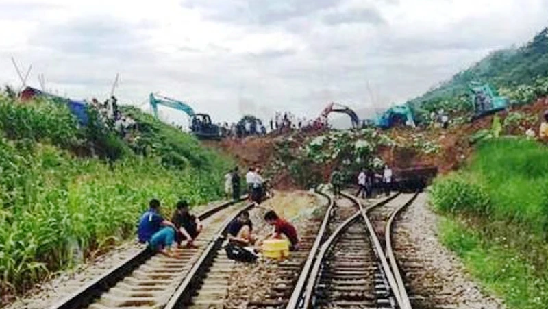Sạt lở đất tại ga Lâm Giang (Yên Bái) làm tê liệt đường sắt tuyến Hà Nội - Lào Cai. Ảnh: NDĐT
