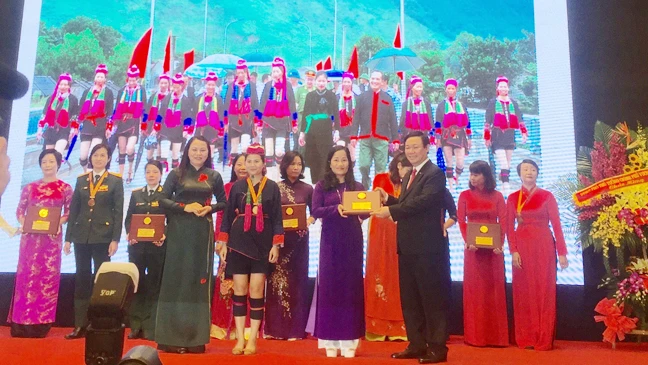 Phó Thủ tướng Vương Đình Huệ trao giải thưởng Phụ nữ Việt Nam 2017 