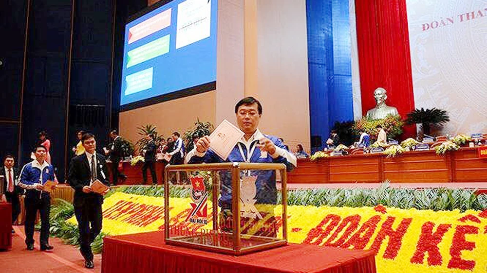 Các đại biểu bỏ phiếu bầu BCH Trung ương Đoàn khoá XI