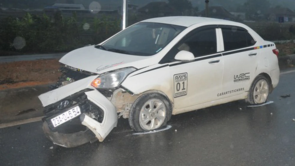 Chiếc ô tô 4 chỗ mất lái đâm tử vong 5 công nhân cầu đường tại Hà Giang
