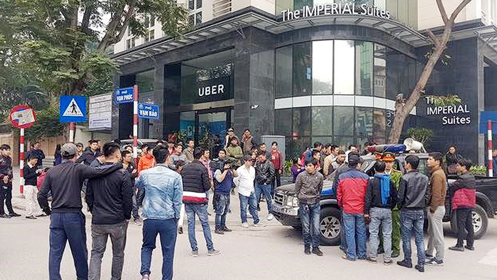 Hàng trăm tài xế công nghệ tụ tập trước cửa hãng Uber đòi giảm chiết khấu