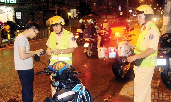Cảnh sát giao thông xử phạt một trường hợp điều khiển xe máy không đội nón bảo hiểm