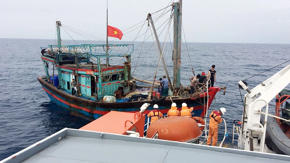 Trung tâm Phối hợp tìm kiếm cứu nạn hàng hải Việt Nam đã điều động tàu SAR 411 cứu nạn khẩn cấp tàu NA 90909 TS 