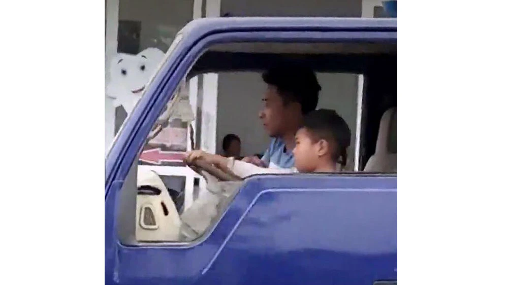 Thiếu niên điều khiển xe tải (ảnh cắt từ clip)