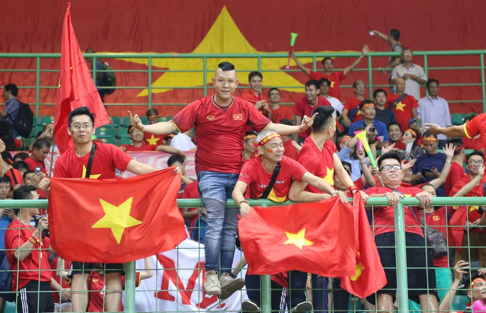 Các cổ động viên Việt Nam trên khán đài trong trận Olympic Việt Nam thắng Olympic Syria 1 - 0. Ảnh: DŨNG PHƯƠNG