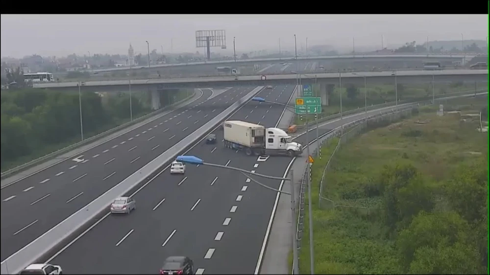 Xe container đi ngược chiều trên cao tốc (ảnh cắt từ clip)