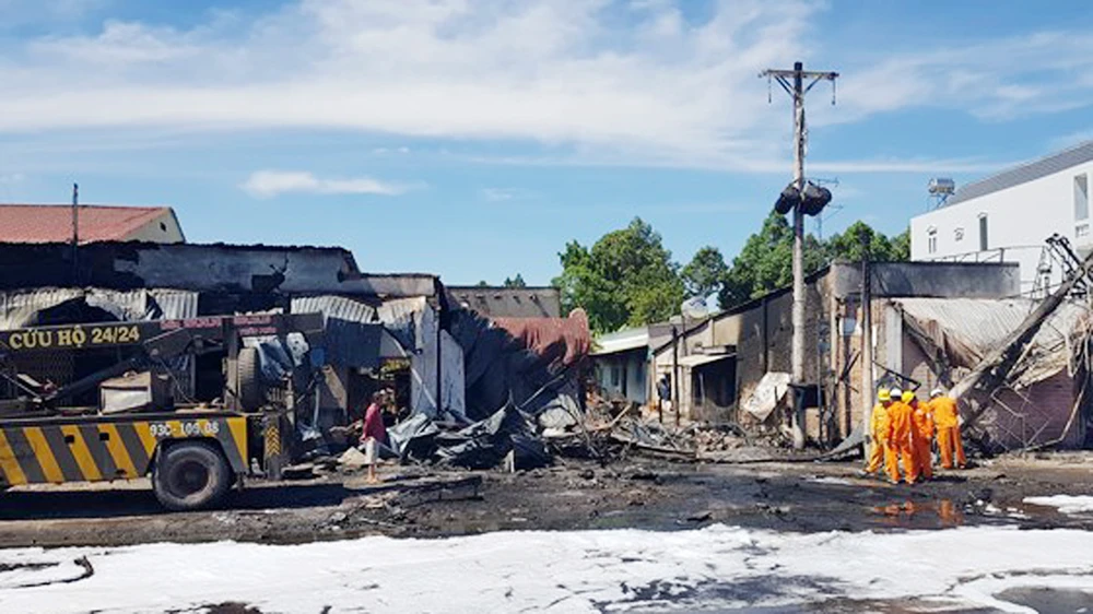Hiện trường vụ xe bồn chở xăng gây cháy khiến 6 người thiệt mạng và nhiều ngôi nhà bị thiêu rụi hôm 22-11 tại Bình Phước