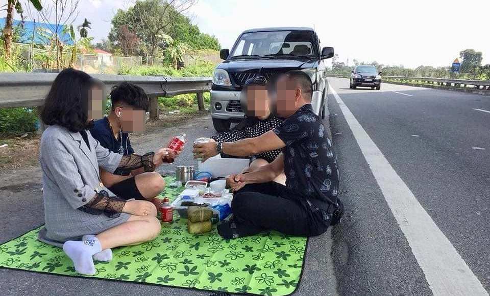 Cảnh dừng xe ăn uống trên cao tốc Nội Bài- Lào Cai và được livestream trên mạng xã hội. Ảnh cắt từ clip