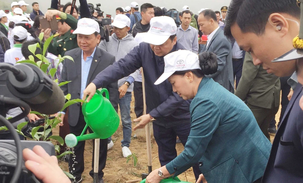 Chủ tịch Quốc hội Nguyễn Thị Kim Ngân tham gia trồng cây 