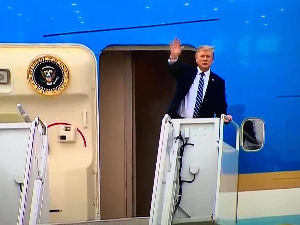 Tổng thống Donald Trump vẫy chào trước khi bước vào máy bay