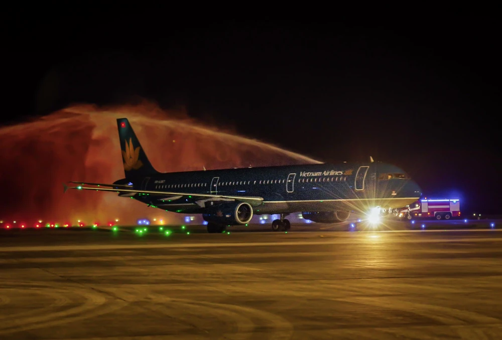 Nghi thức phun vòi rồng chào đón chuyến bay quốc tế đầu tiên đến Vân Đồn