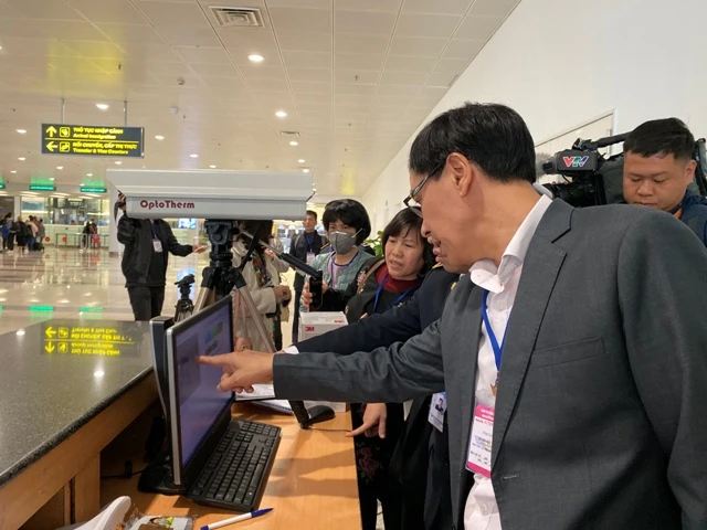 Lãnh đạo Bộ Y tế kiểm tra máy đo thân nhiệt tại sân bay