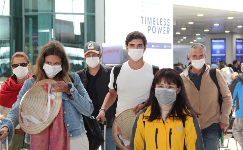 Khách nước ngoài đến Việt Nam trang bị đầy đủ khẩu trang để bảo vệ sức khỏe cho bản thân. Ảnh: VTC NEWS