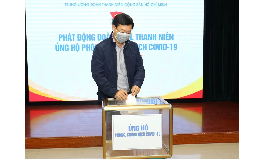Đồng chí Lê Quốc Phong, Ủy viên dự khuyết Trung ương Đảng, Bí thư thứ nhất Trung ương Đoàn ủng hộ phòng, chống dịch Covid-19 tại lễ phát động