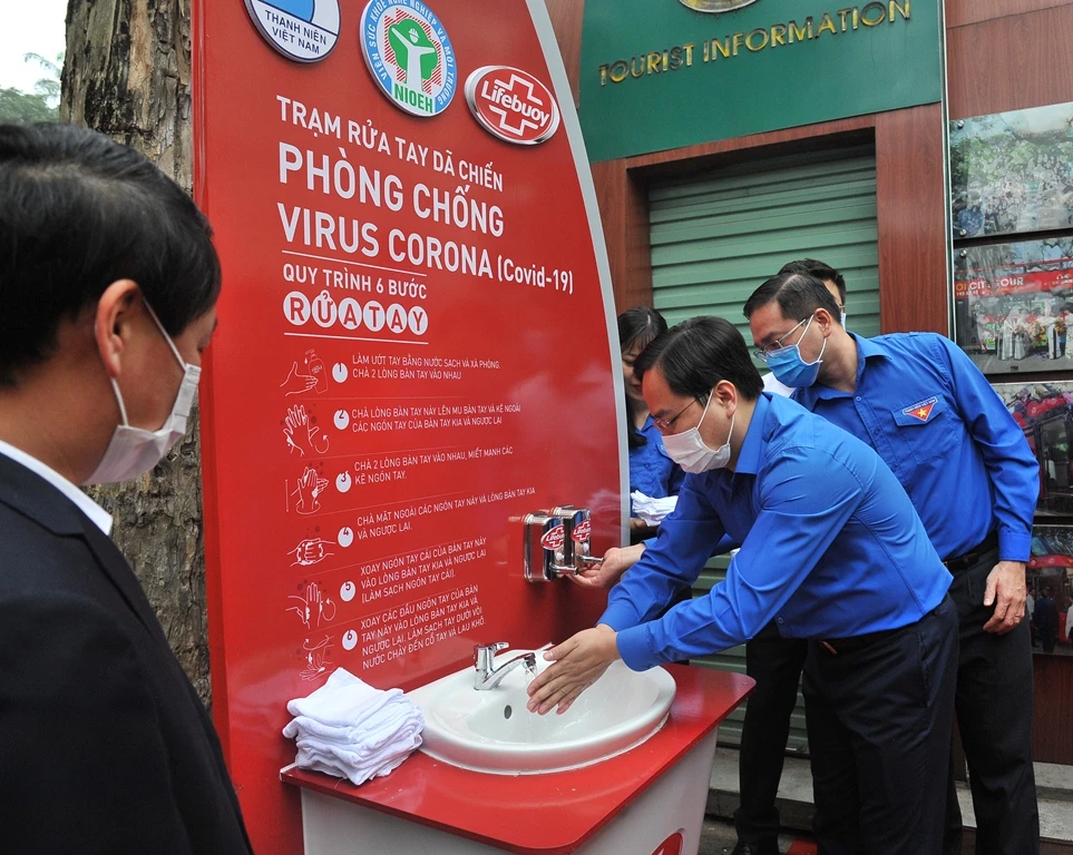 Khánh thành trạm rửa tay dã chiến đầu tiên tại Hà Nội