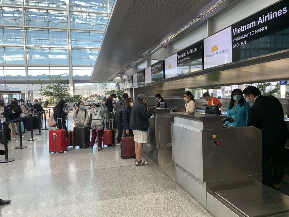 Hành khách làm thủ tục tại Sân bay Vân Đồn