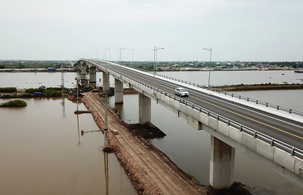 Cầu Thịnh Long bắc qua sông Ninh Cơ