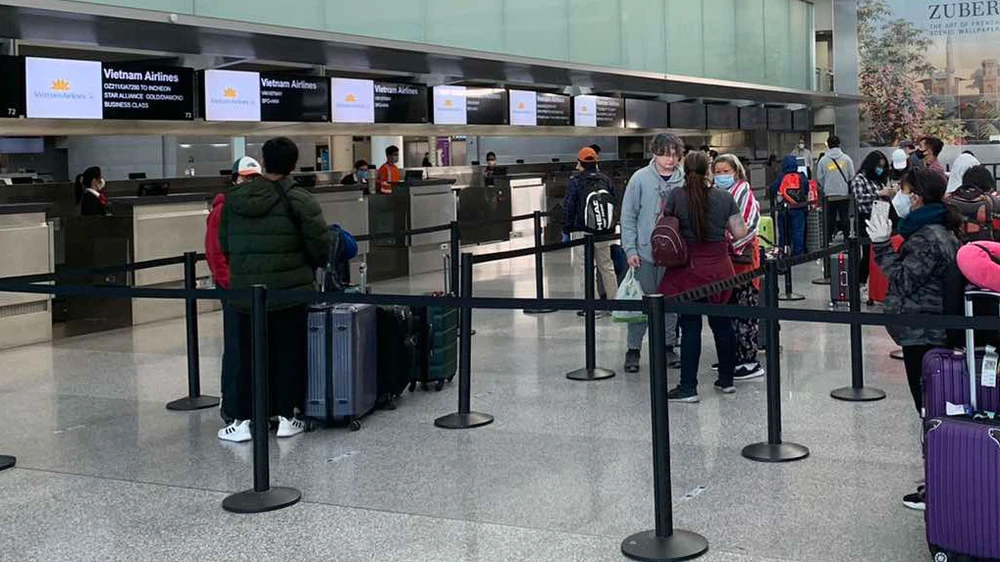 Công dân Việt Nam làm thủ tục tại sân bay Mỹ