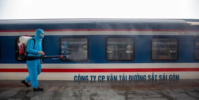 Ngành đường sắt phun khử trùng tàu hỏa phòng dịch Covid-19