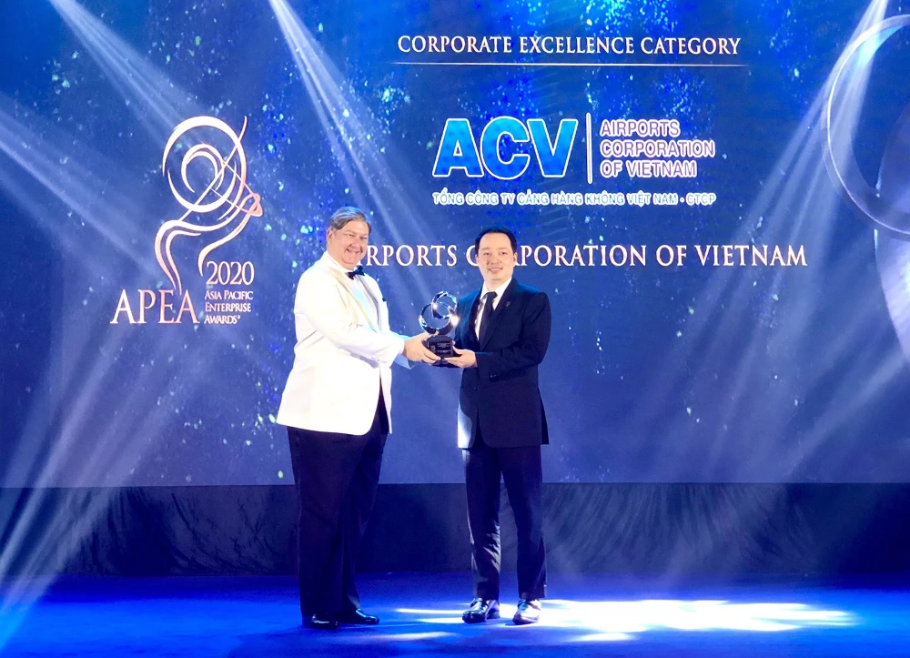 Đại diện ACV nhận giải thưởng Doanh nghiệp xuất sắc châu Á 2020