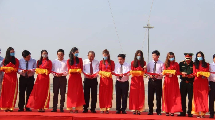 Phó Thủ tướng Thường trực Chính phủ Trương Hòa Bình cắt băng khánh thành dự án cải tạo, nâng cấp đường băng sân bay Tân Sơn Nhất