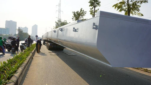 Xe chở dầm thép "khủng" bị bắt giữ tại đường Nguyễn Xiển (Hà Nội)