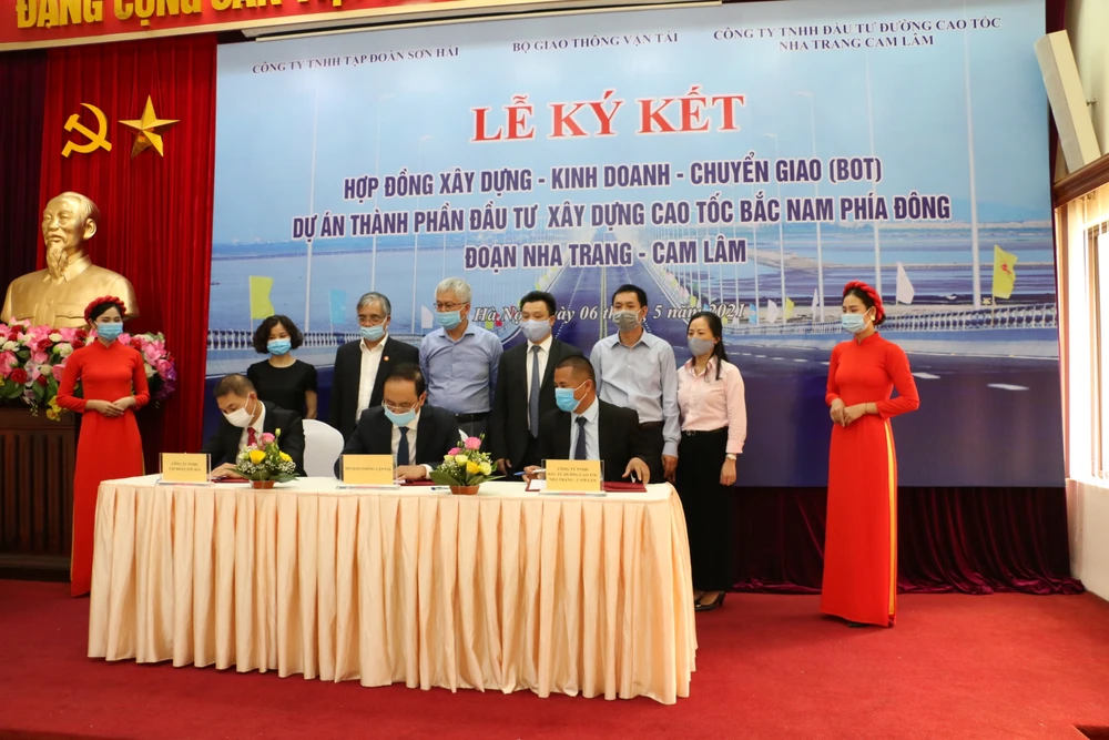 Lễ ký kết hợp đồng dự án xây dựng đường cao tốc Nha Trang- Cam Lâm