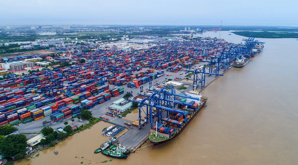  Cảng Cát Lái (TPHCM) ùn ứ container trong khi lực lượng lao động bị thiếu hụt