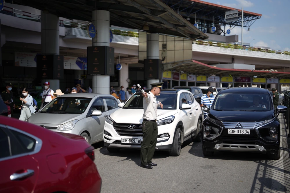 Phương tiện cá nhân đón tiễn khách tại sân bay Nội Bài tăng mạnh