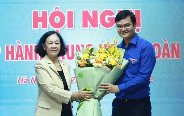 Đồng chí Trương Thị Mai tặng hoa chúc mừng tân Bí thư thứ nhất Trung ương Đoàn Bùi Quang Huy
