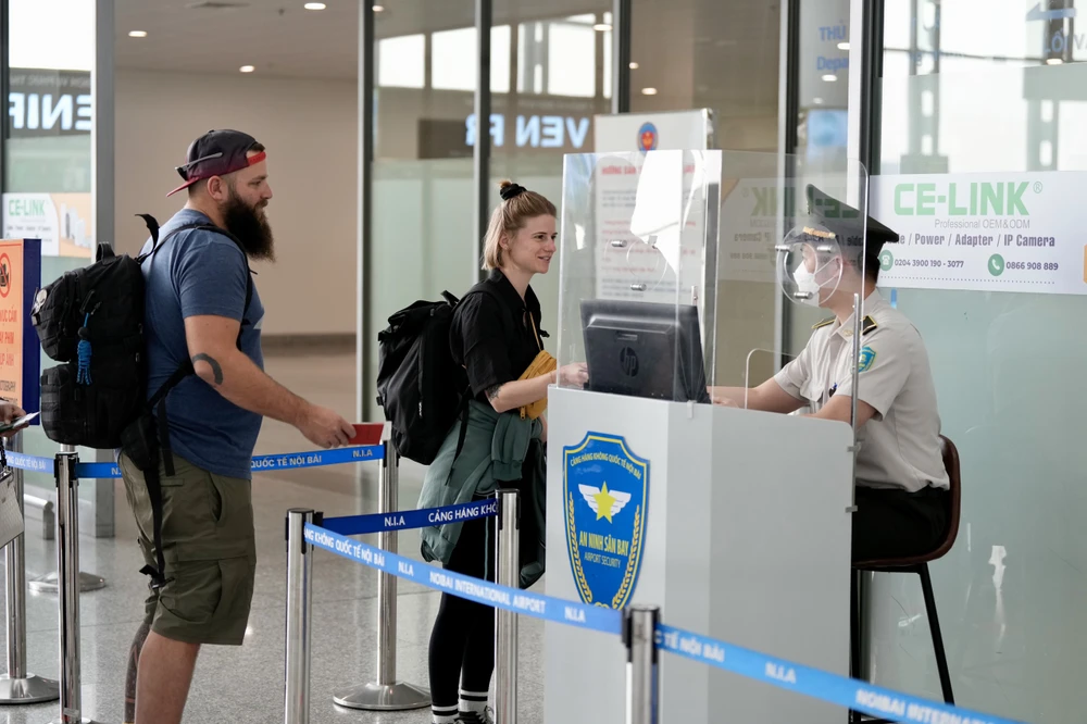 Khách quốc tế làm thủ tục nhập cảnh tại sân bay Nội Bài