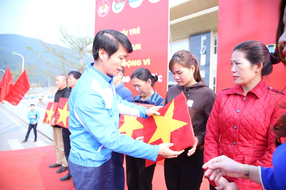 Tặng cờ tổ quốc cho các hộ gia đình bảo vệ đường biên tại tỉnh Lạng Sơn 
