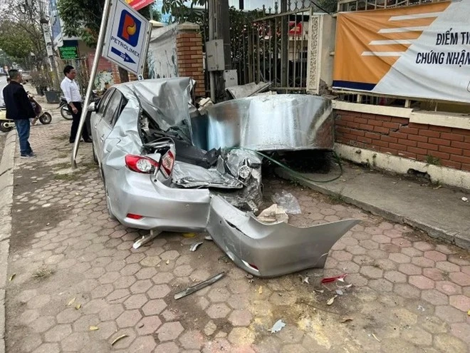 Hiện trường xe ô tô bị cuộn thép đè bẹp sáng 13-3 tại huyện Thạch Thất (Hà Nội)
