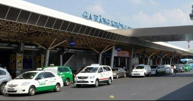 Tình trạng xe dù, gian lận giá taxi diễn biến phức tạp tại sân bay Tân Sơn Nhất