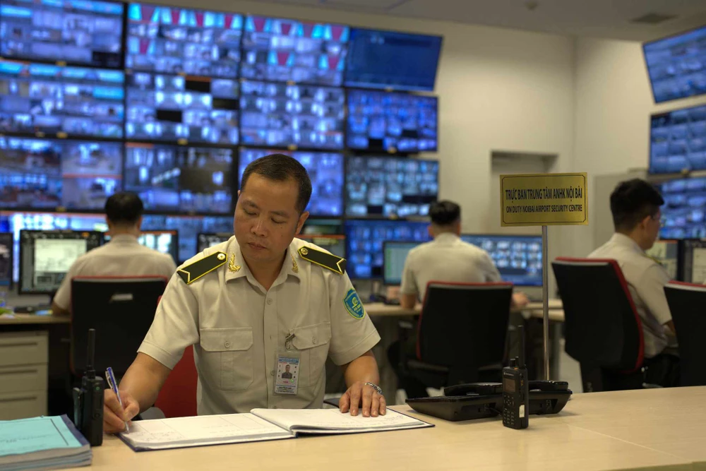 Nhân viên phòng trực giám sát camera an ninh tại sân bay Nội Bài đã tích cực hỗ trợ hành khách tìm lại tài sản