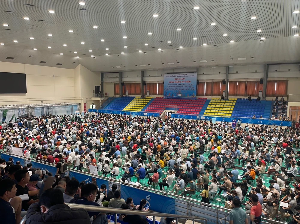 Hàng ngàn người tham gia bốc thăm mua căn hộ nhà ở xã hội NHS Trung Văn (Hà Nội)