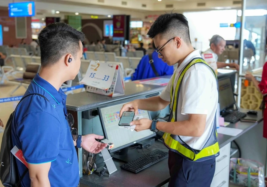 Làm thủ tục bay tại Cảng HKQT Nội Bài
